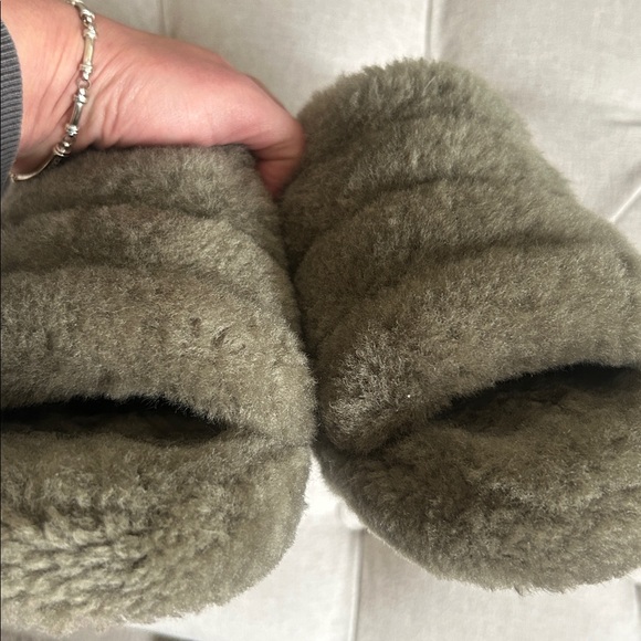 UGGS - Picture 7 of 7